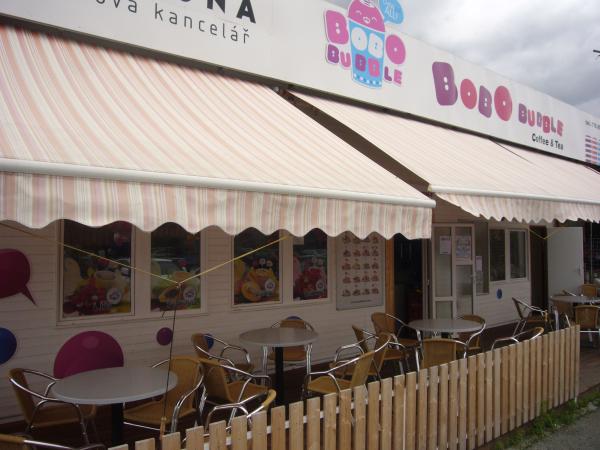 Vchod a zahrádka v Bobo Bubble caffee and tea